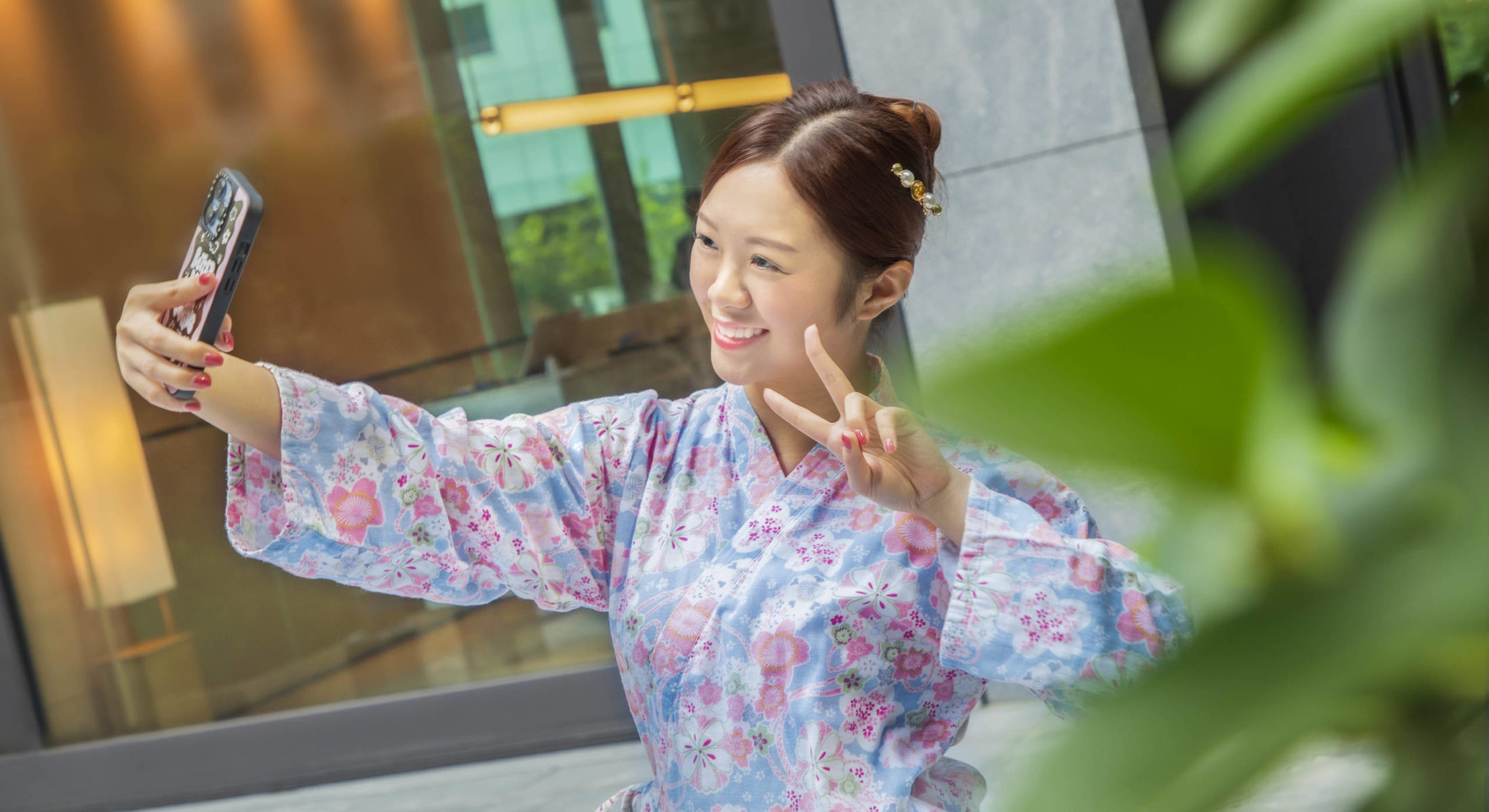 enjoy taking selfie at luxury hotel in hong kong
